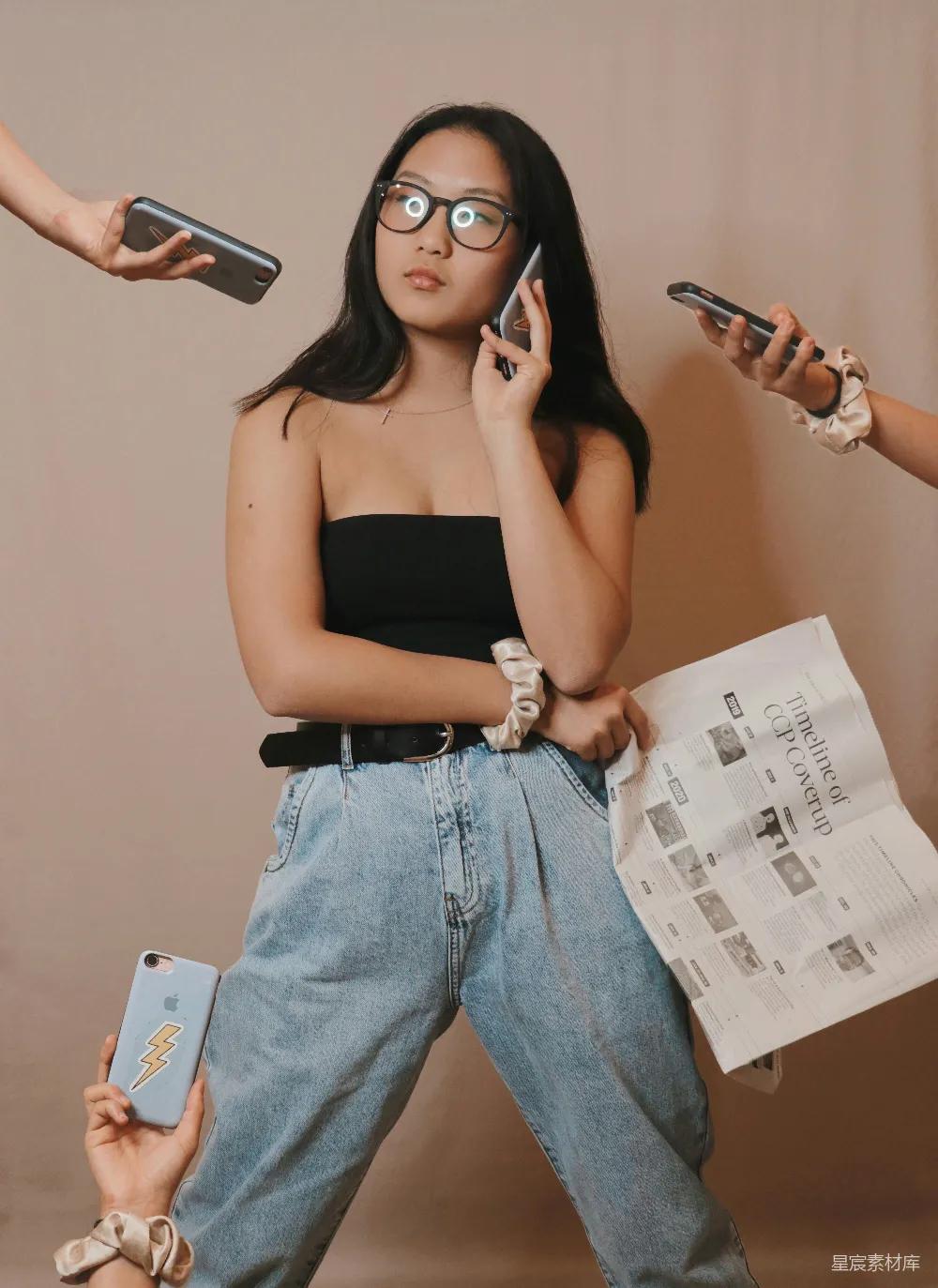 高清摄影 实验性 一个女人拿着手机，站在另一个女人旁边。