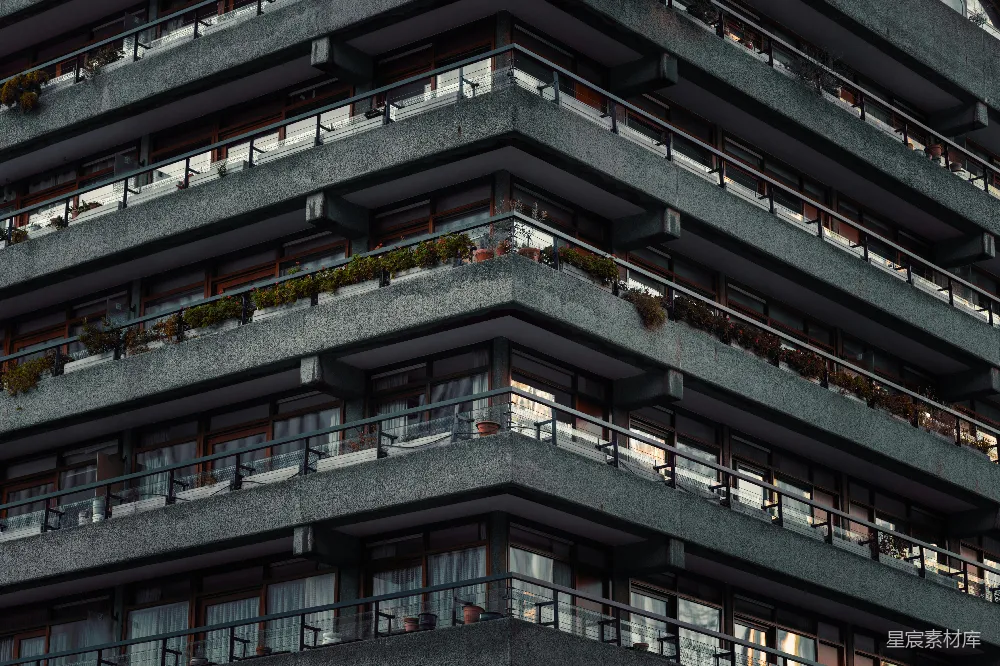 高清摄影  一座带有阳台和阳台植物的高大建筑