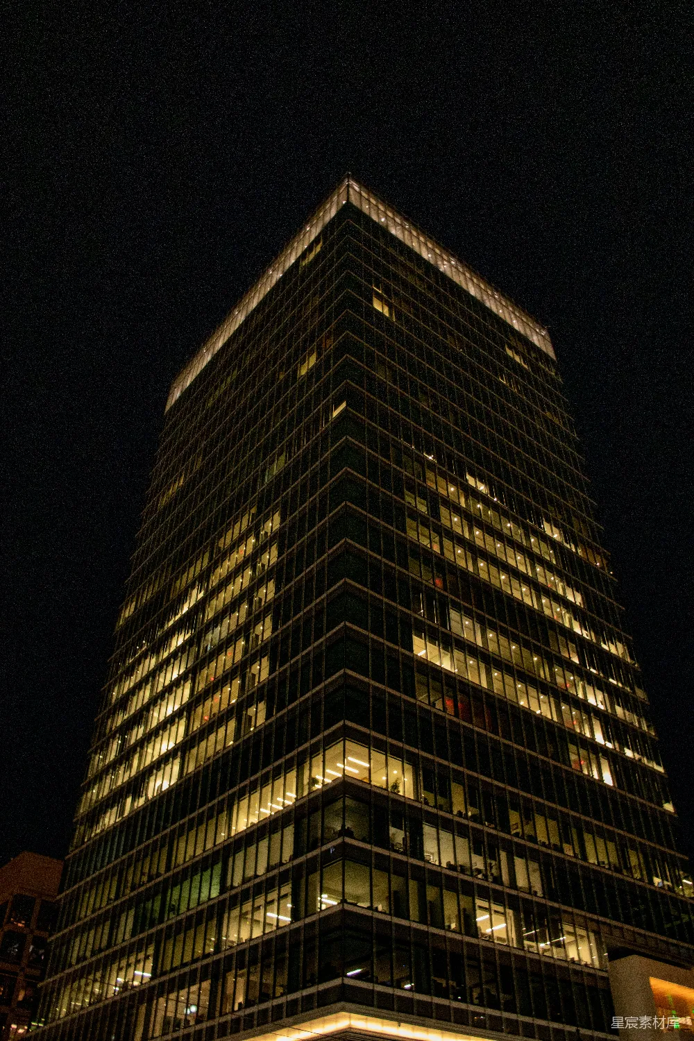 高清摄影  夜晚的灰色混凝土建筑
