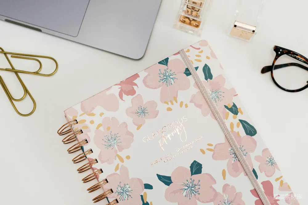 高清摄影  一本米色和蓝色的书放在桌子上。