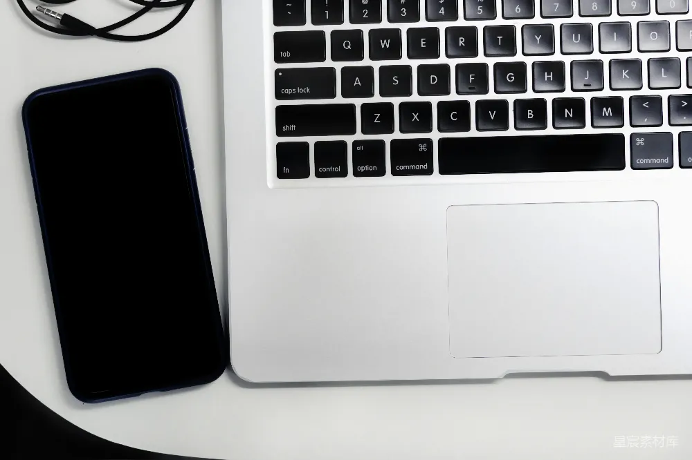 高清摄影  MacBook Pro 在白色桌子上