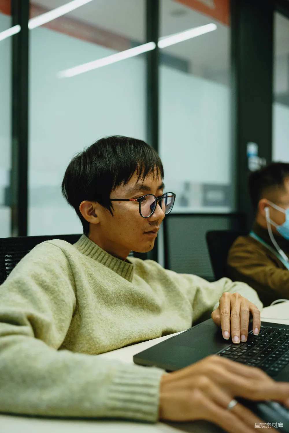 高清摄影 人物 一个男人坐在笔记本电脑前