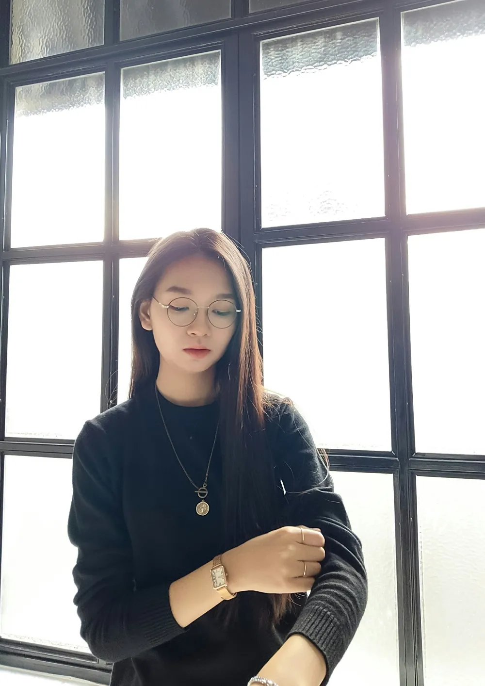 高清摄影  戴着眼镜的女人看着她的手机。