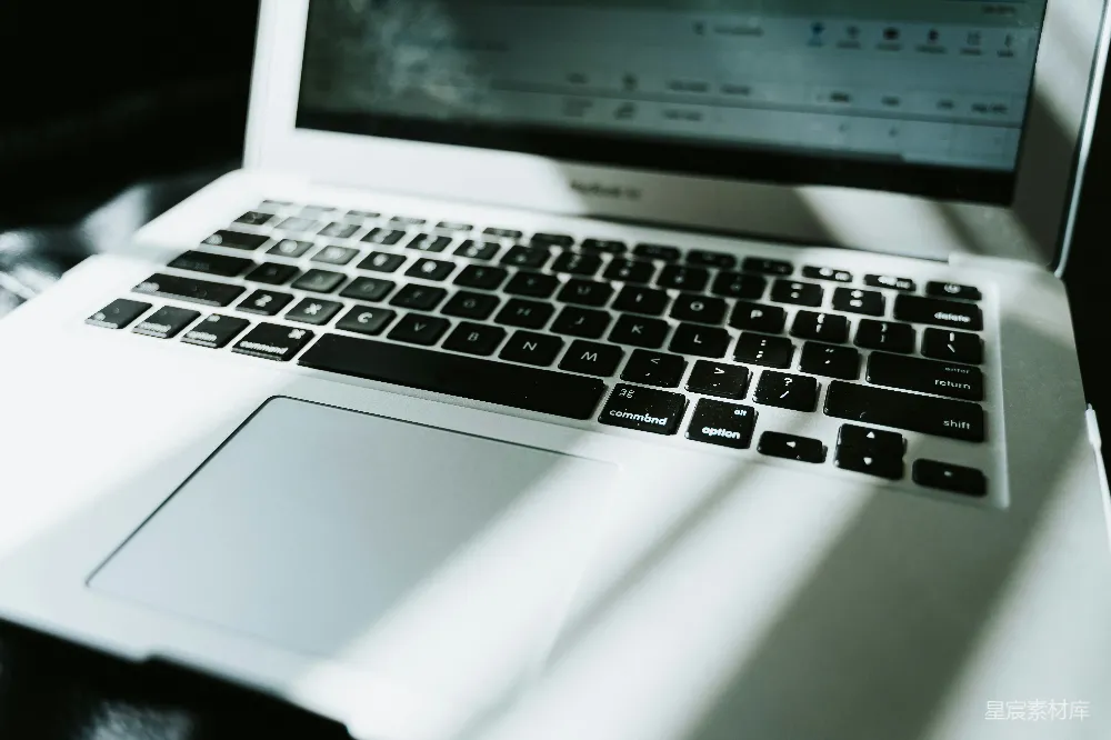高清摄影  白色的桌子上有一台MacBook Air。