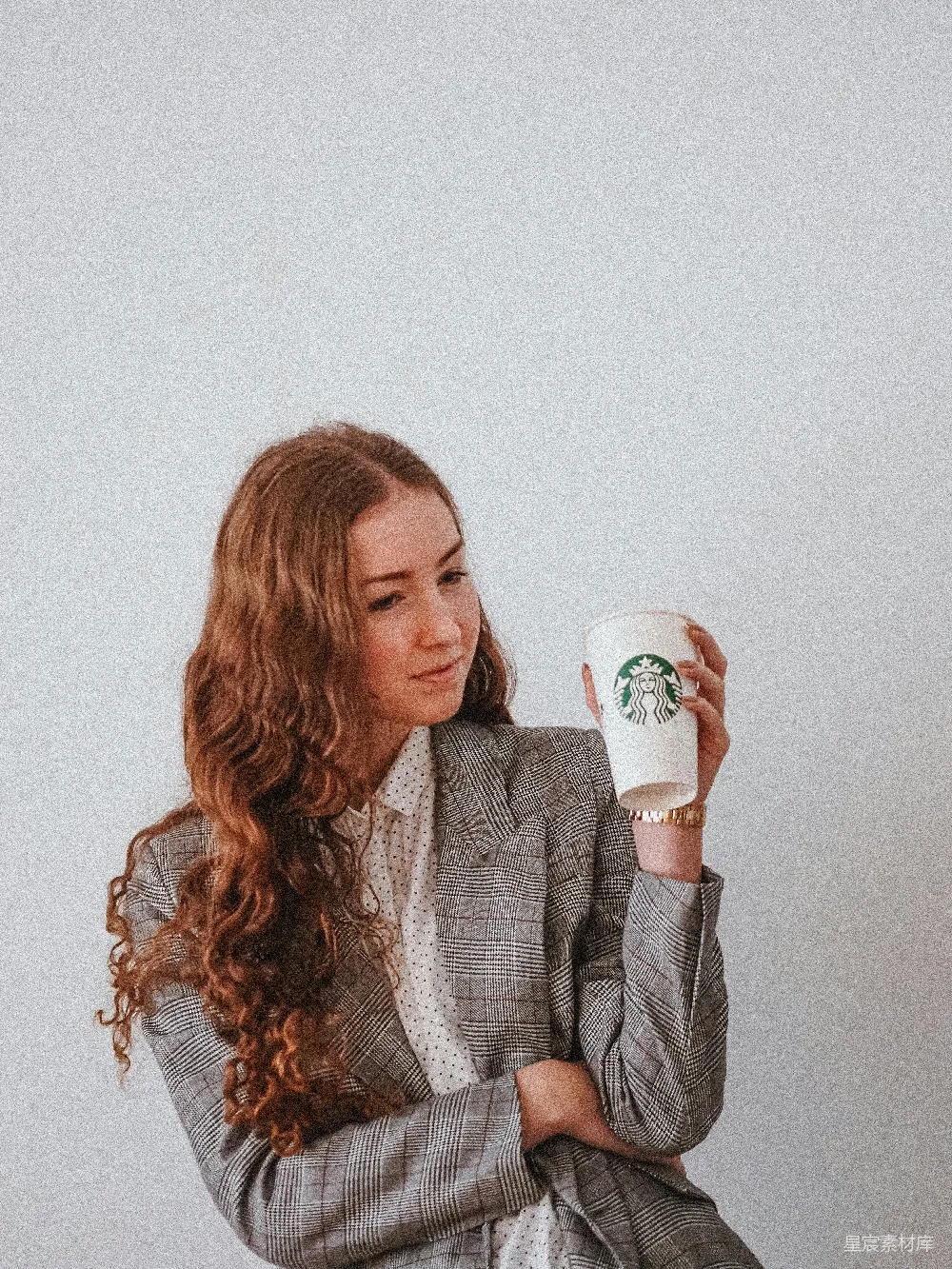 高清摄影  穿灰色西装的女人拿着一个白色陶瓷杯子