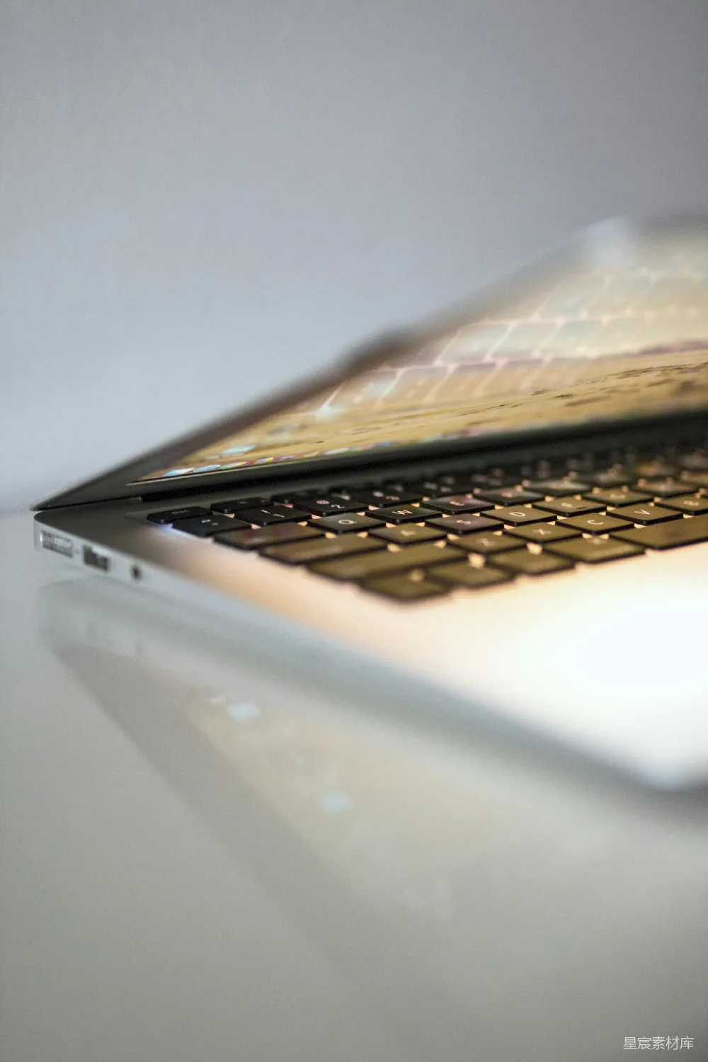 高清摄影  银色的MacBook Pro