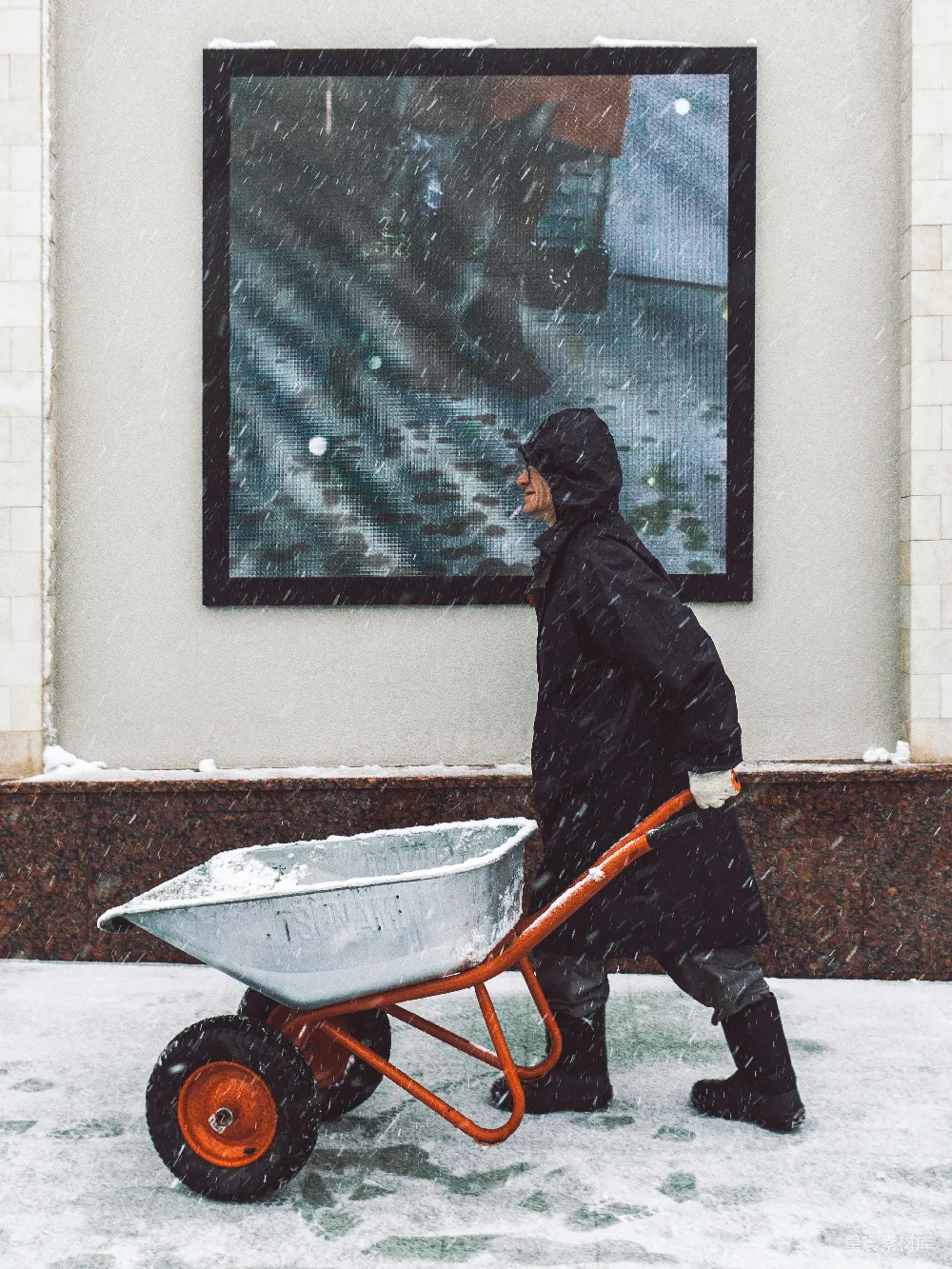 高清摄影 人物 实验性 一个男人在雪地里推着手推车