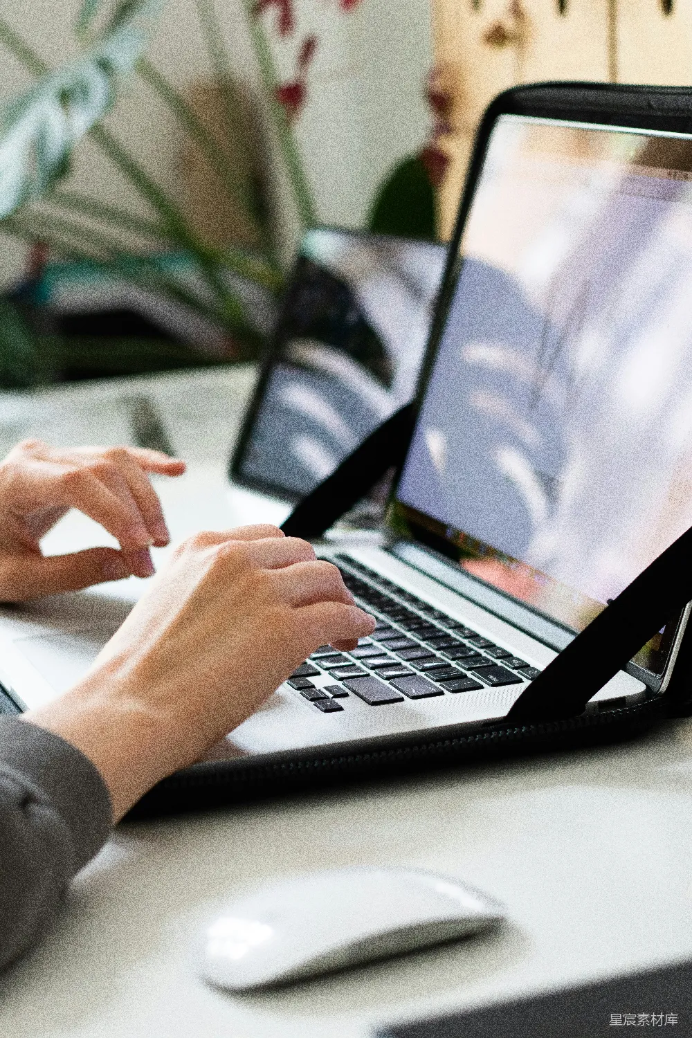高清摄影  在桌子上使用MacBook Pro的人