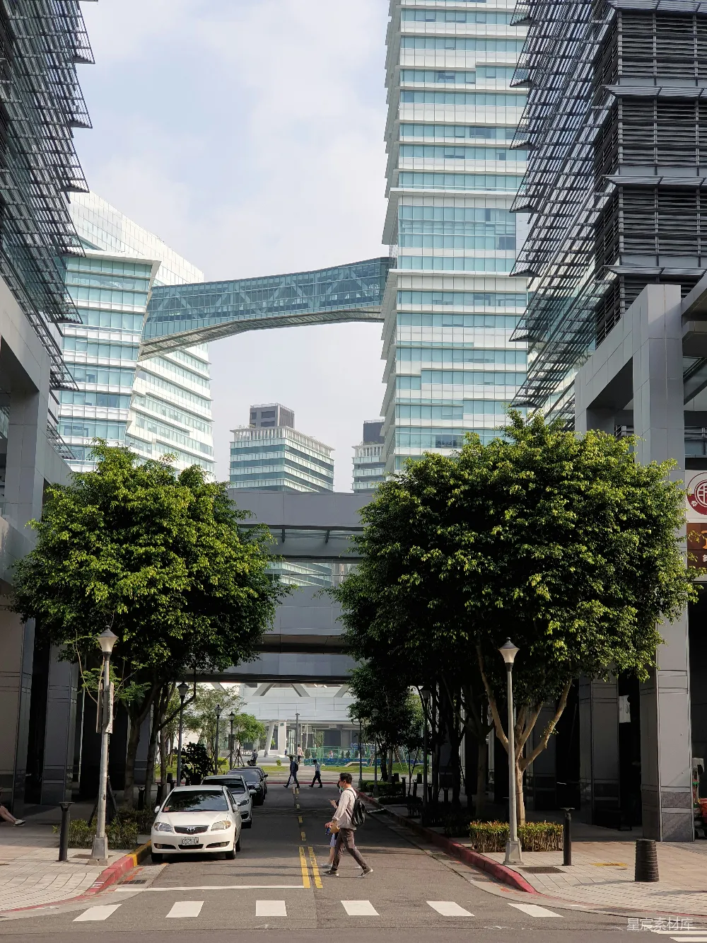 高清摄影  白天，白色混凝土建筑旁有一棵绿树。