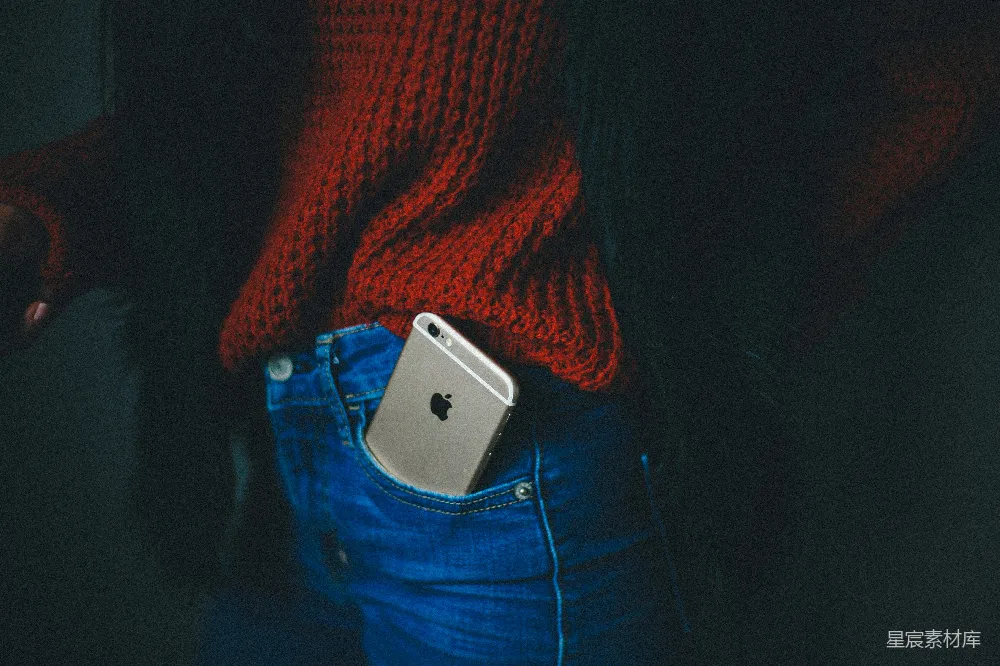 高清摄影  某人口袋里有一部金色的iPhone 6。