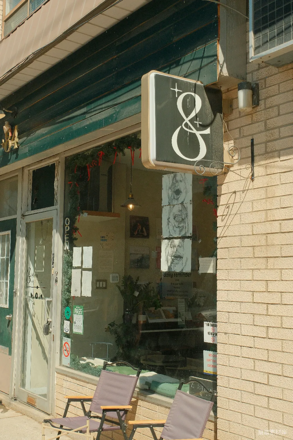 高清摄影  一家迷人的店面，招牌独特，还设有户外座位。
