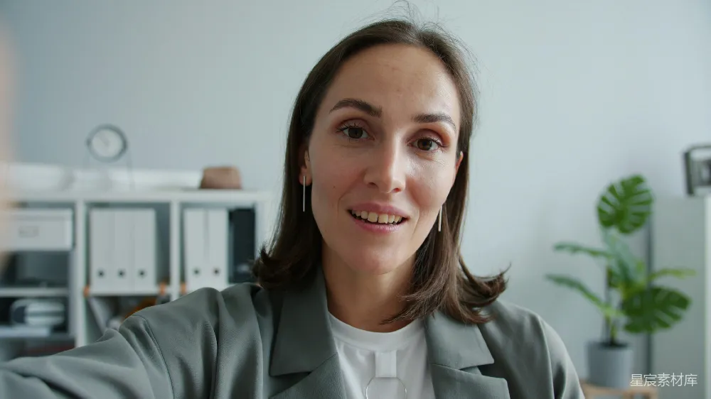 高清摄影  穿着西装的女人看着镜头。