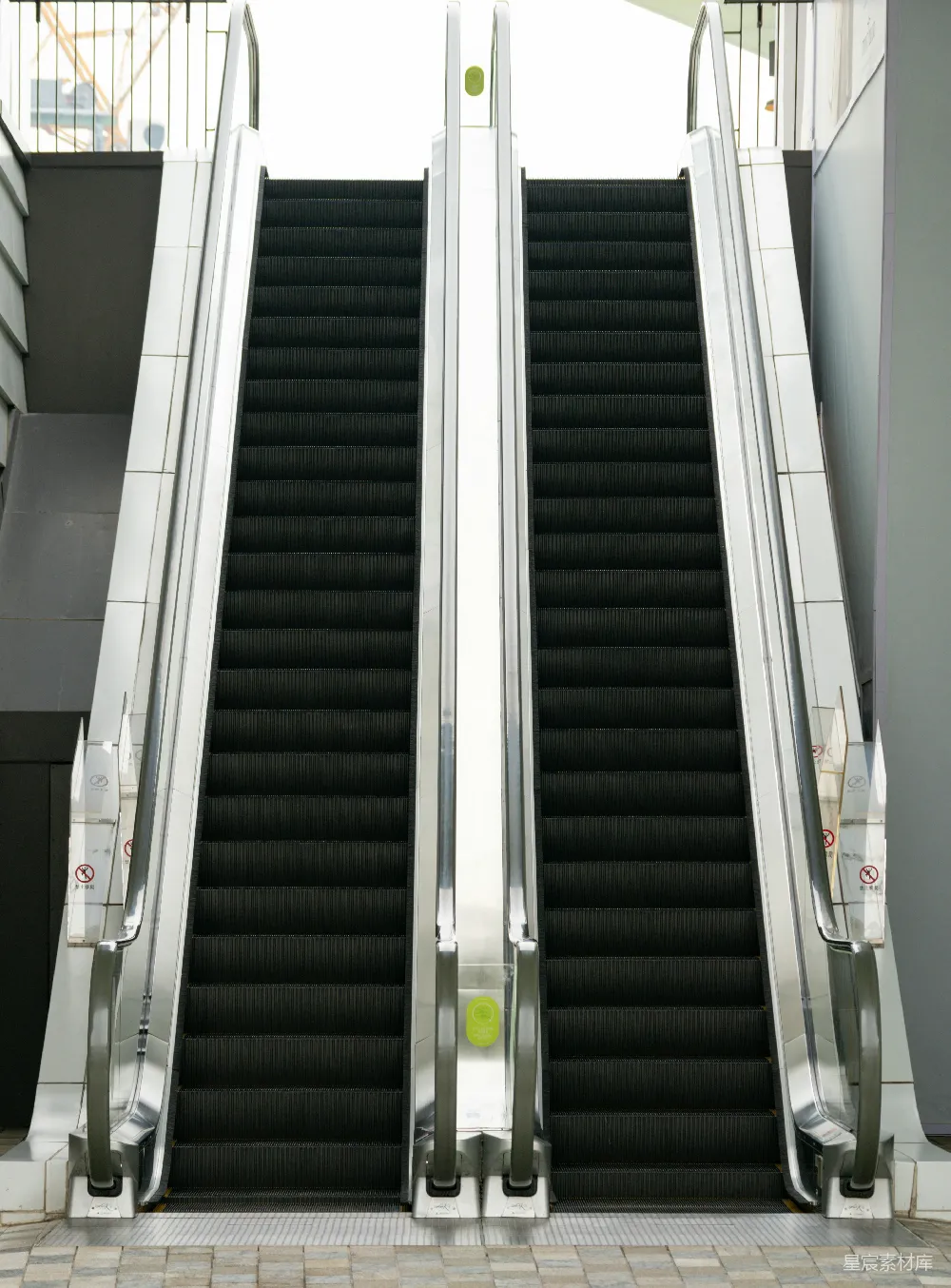 高清摄影  建筑物内的自动扶梯上有两个人