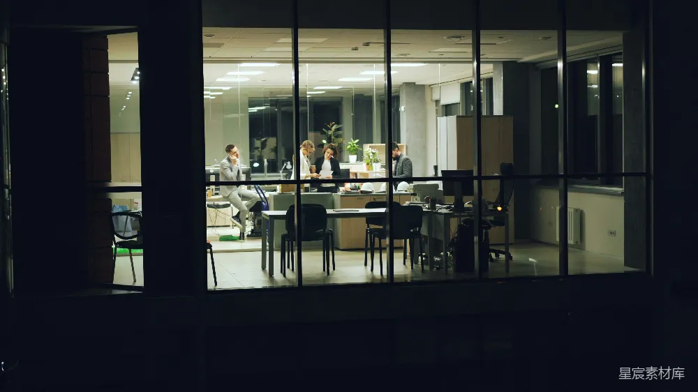 高清摄影  在现代办公室里深夜加班的人们。