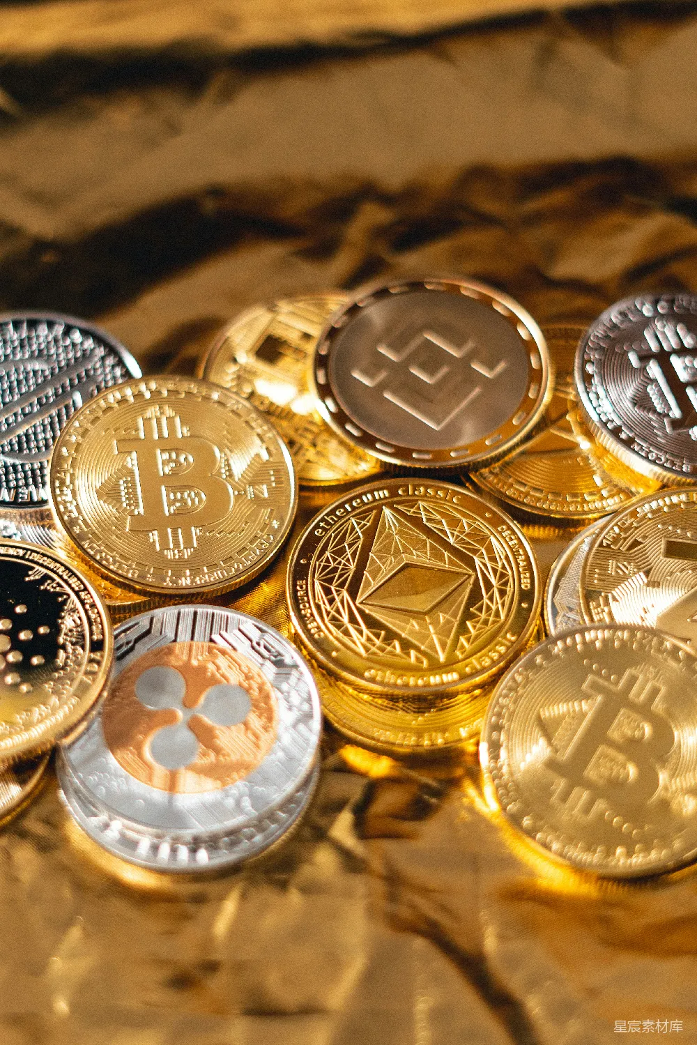 高清摄影  银币和金币圆形硬币
