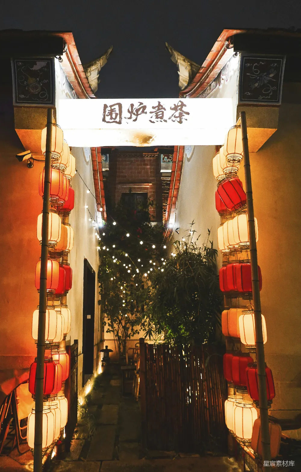 高清摄影  一座大门亮着灯的建筑