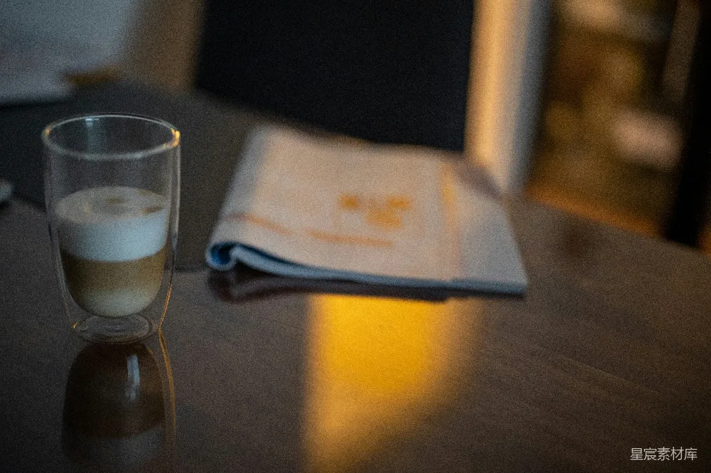 高清摄影  一杯液体放在木桌上