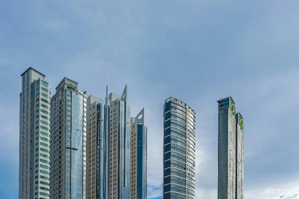 高清摄影  一排高大的建筑物并排而立。