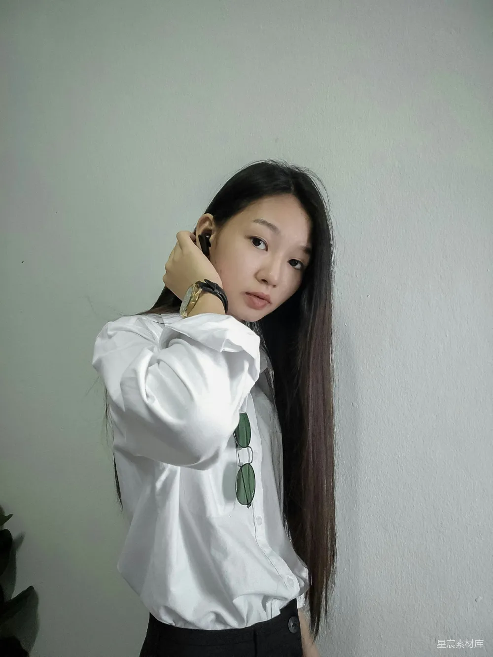 高清摄影  一个长发女人正在打电话。