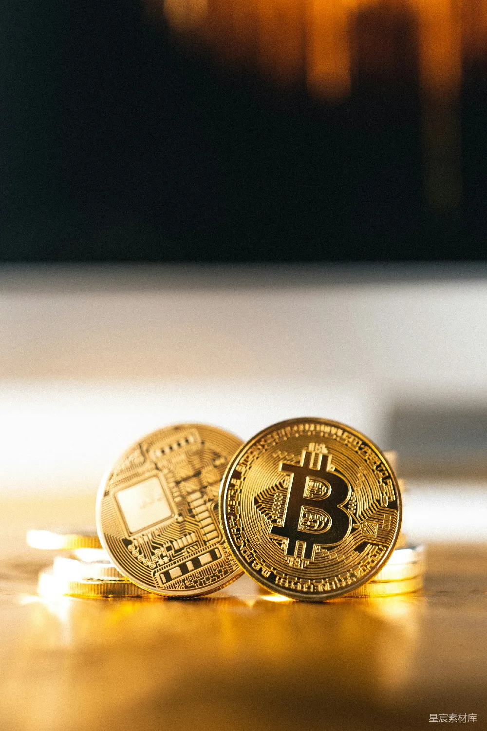 高清摄影  白色表面上的金色圆形硬币