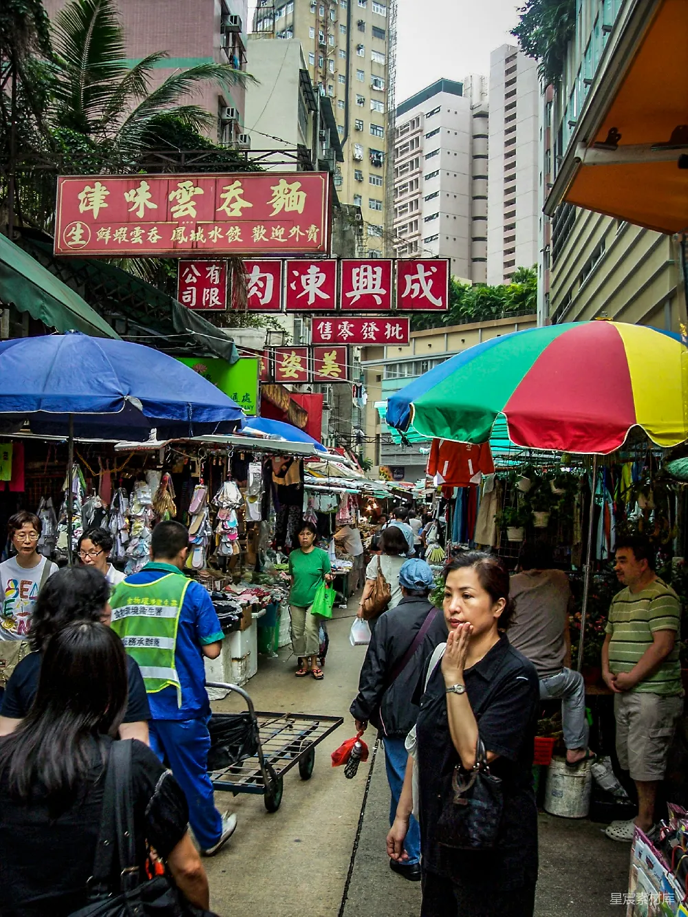 高清摄影  男人在高楼大厦之间行走