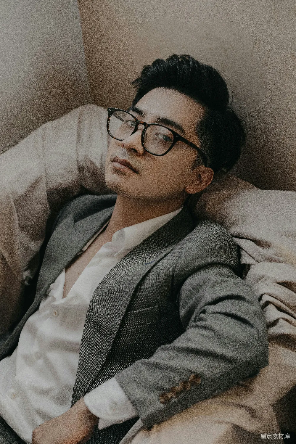 高清摄影 人物 穿着灰色西装夹克，戴着黑色边框眼镜的男人
