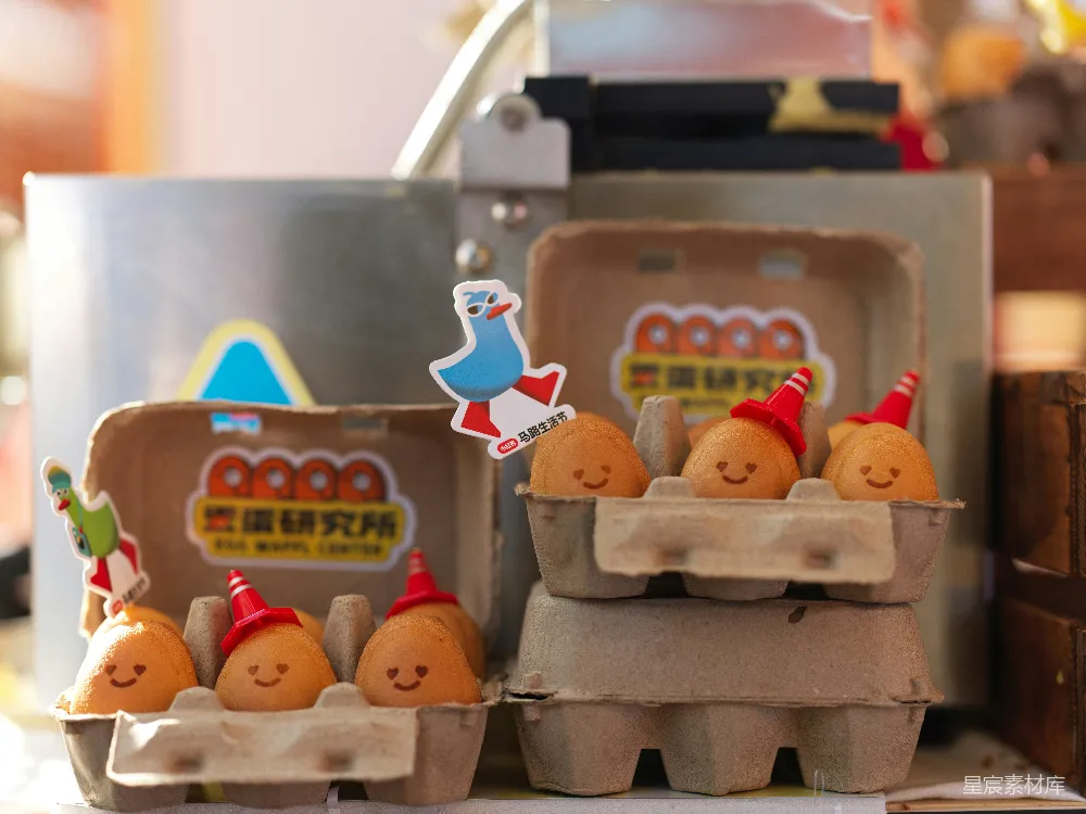 高清摄影  一盒鸡蛋放在桌子上的托盘里