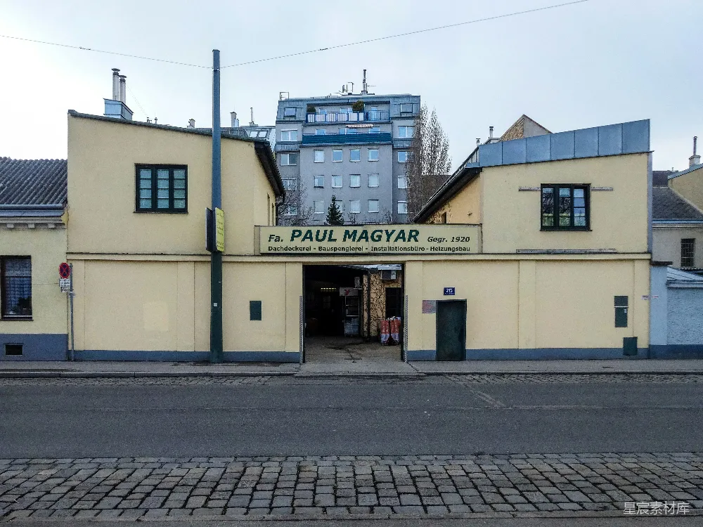 高清摄影  黄色建筑，入口上方标有“paul magyar”标志。