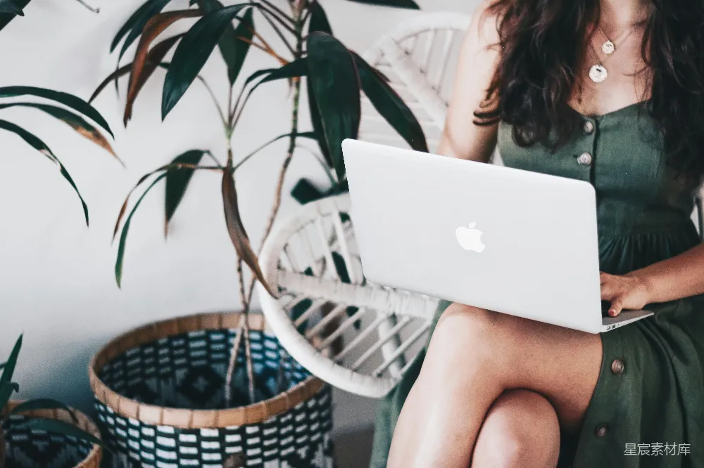 高清摄影  坐在那里使用MacBook的女性