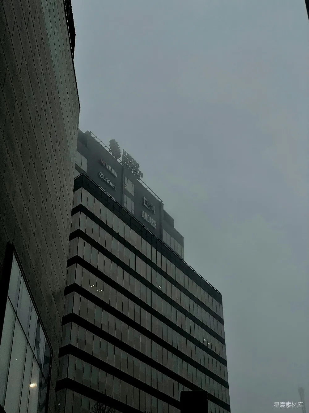 高清摄影  一座非常高的建筑坐落在另一座高大的建筑旁边。