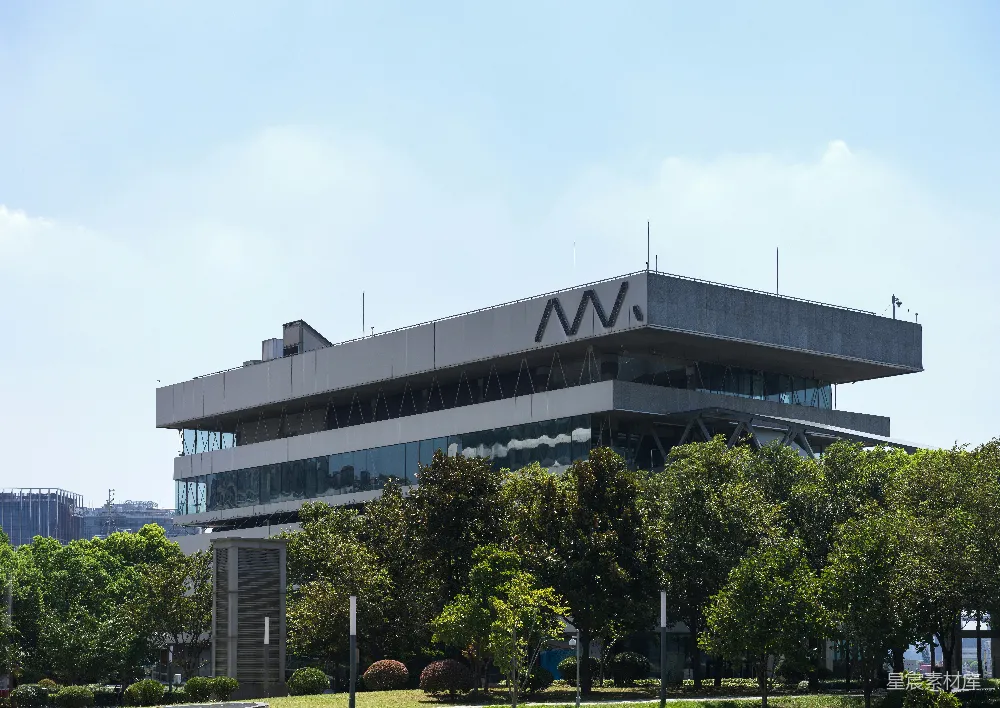 高清摄影  一座大型建筑前面有许多树木。
