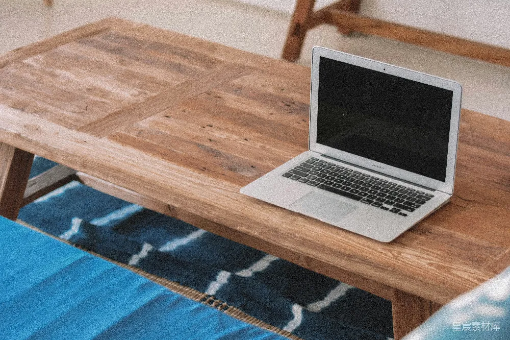 高清摄影  MacBook Air在桌子上