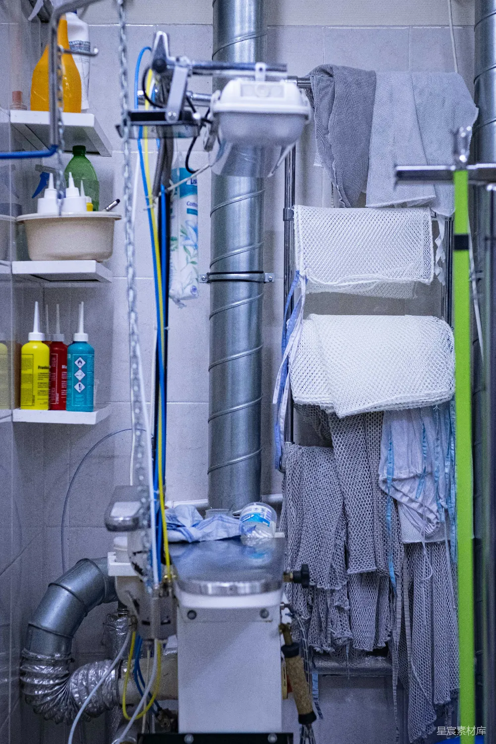 高清摄影  一个带有马桶、淋浴和架子的浴室
