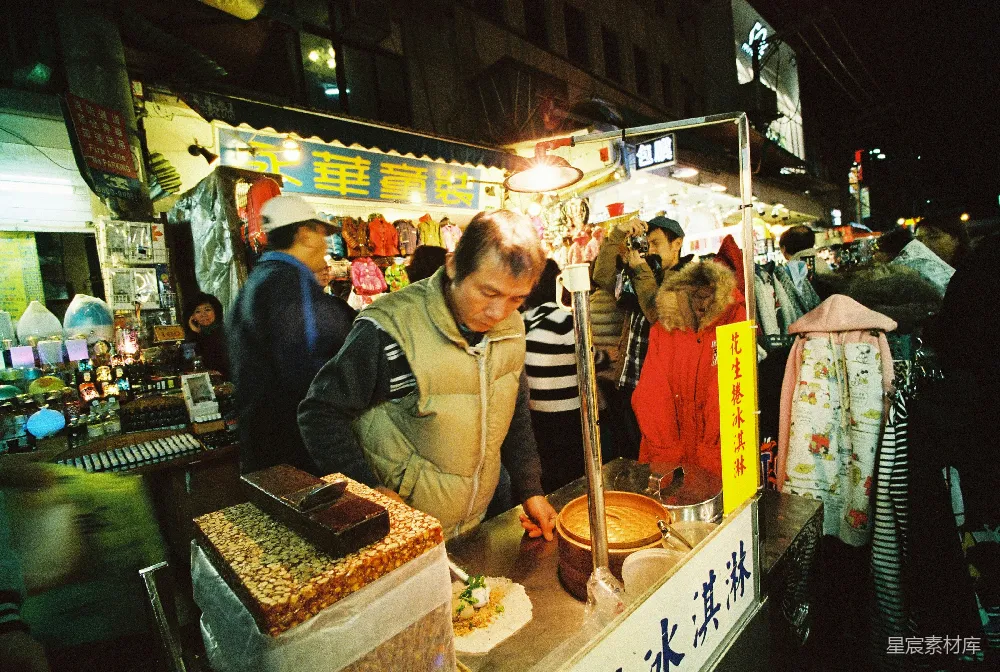 高清摄影  在食品摊位上准备食物的男子拿着灯泡
