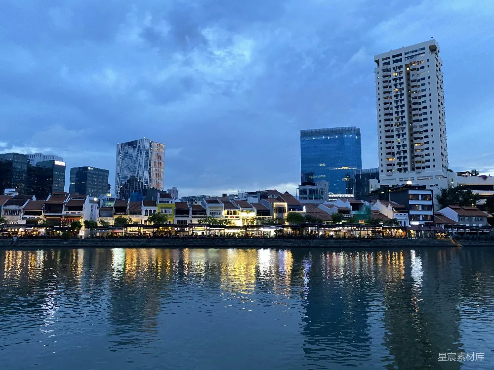 高清摄影  城市天际线在夜晚的水面上方
