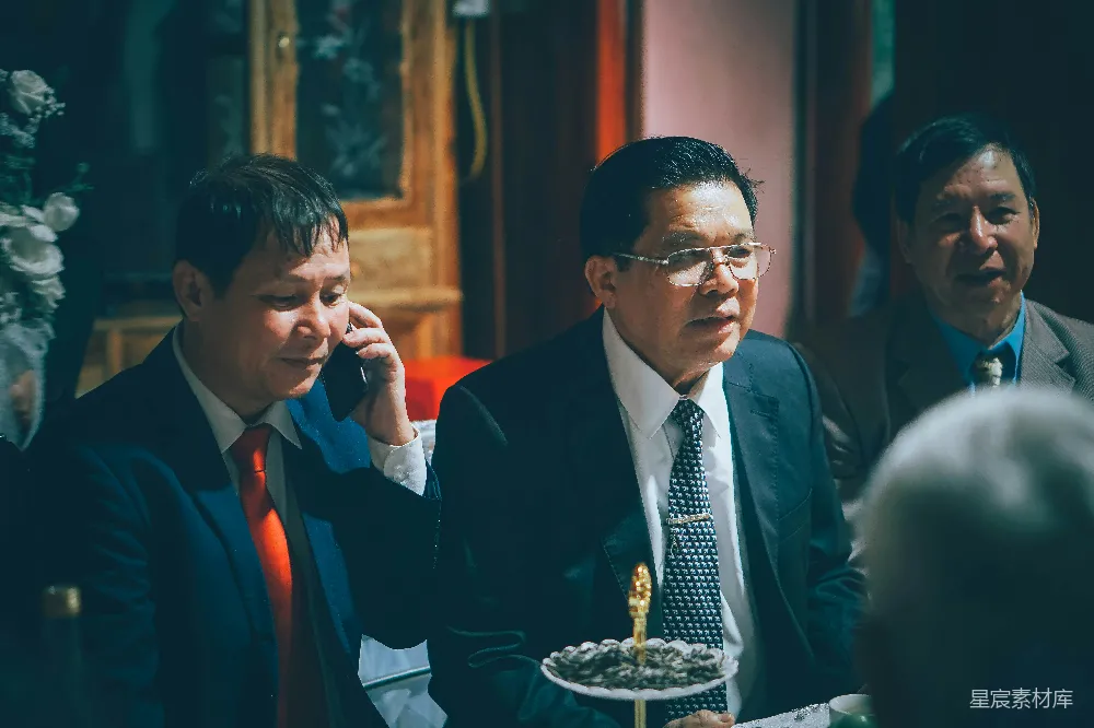 高清摄影  三个穿着西装的男人在正式聚会中