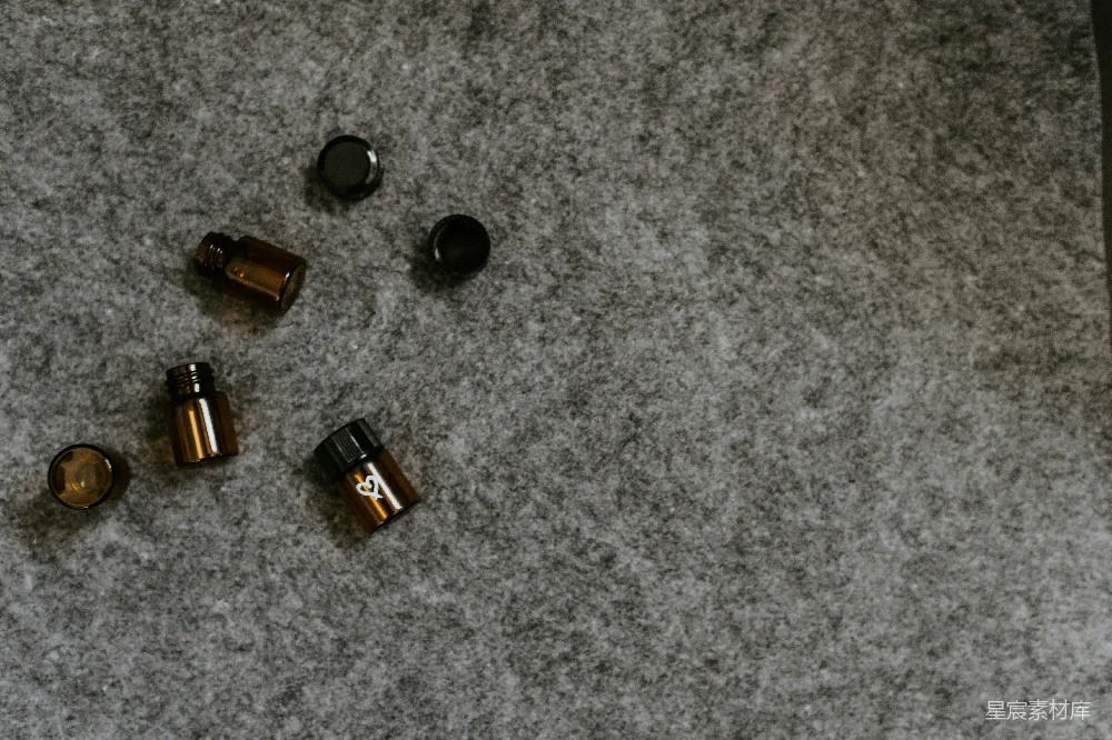 高清摄影  四个棕色玻璃瓶