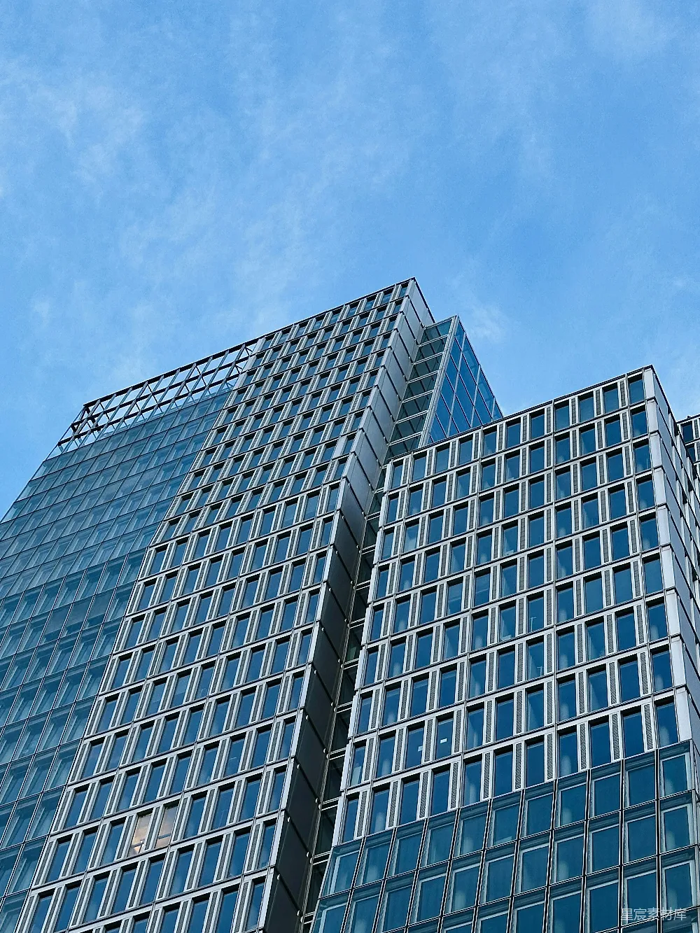 高清摄影 壁纸 电影 实验性 旅行 一座高大的建筑物，有很多窗户。