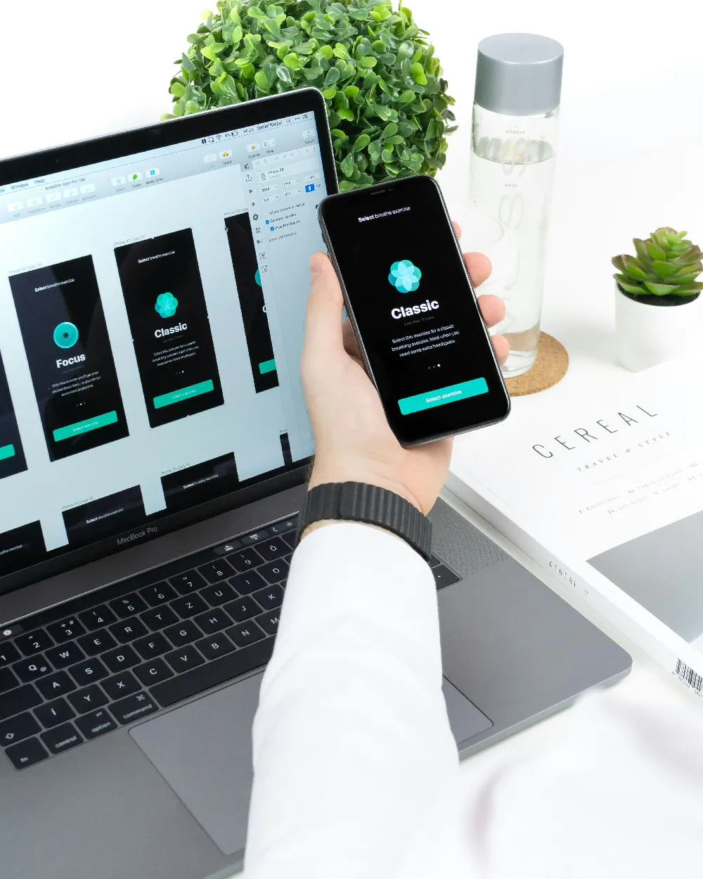 高清摄影  拿着黑色Android智能手机的人