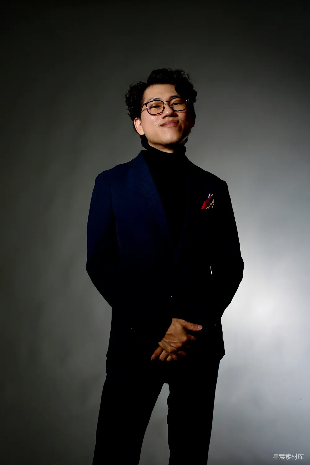 高清摄影 人物 穿西装和高领毛衣的男人在微笑