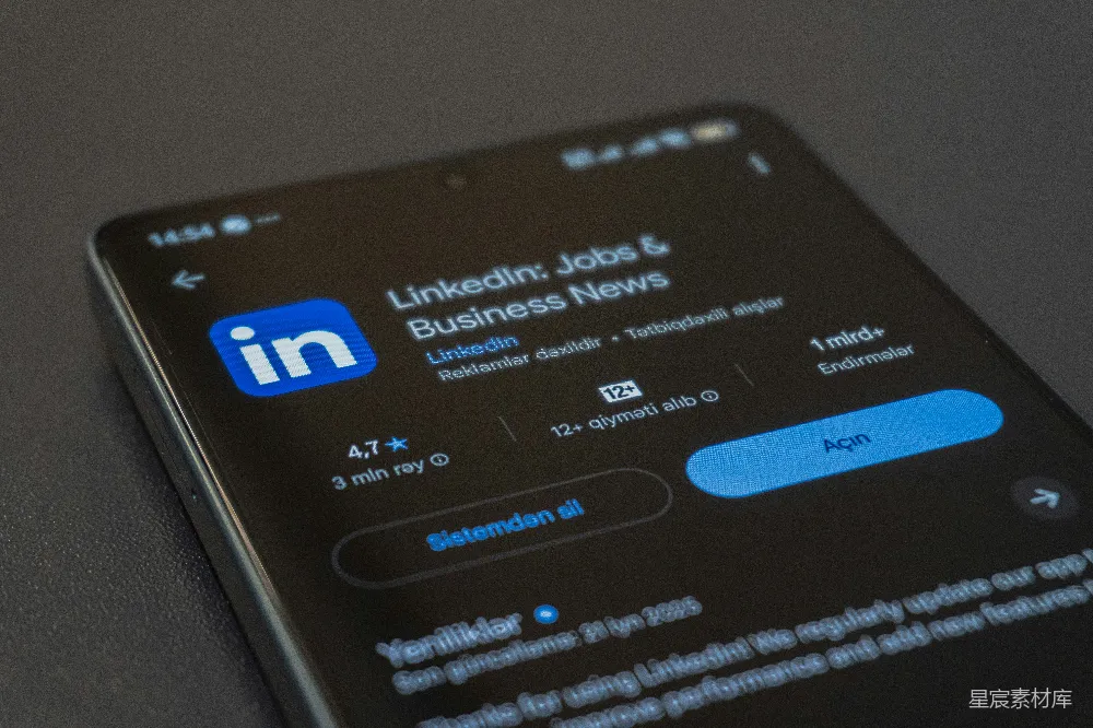 高清摄影  智能手机屏幕显示LinkedIn应用程序的详细信息。