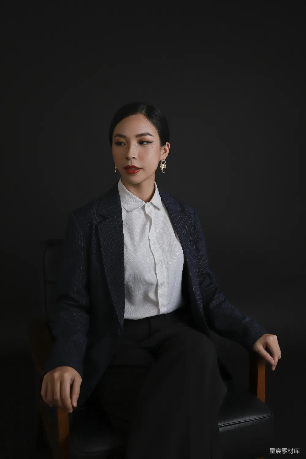 高清摄影  一位穿着西装的男人坐在椅子上。