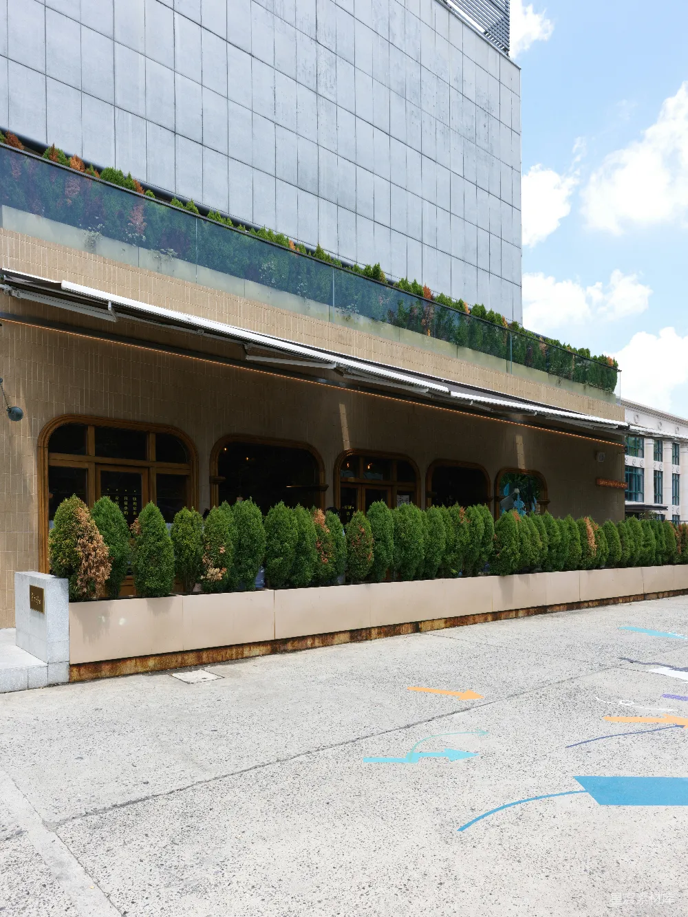 高清摄影  一个建筑物前的空停车场