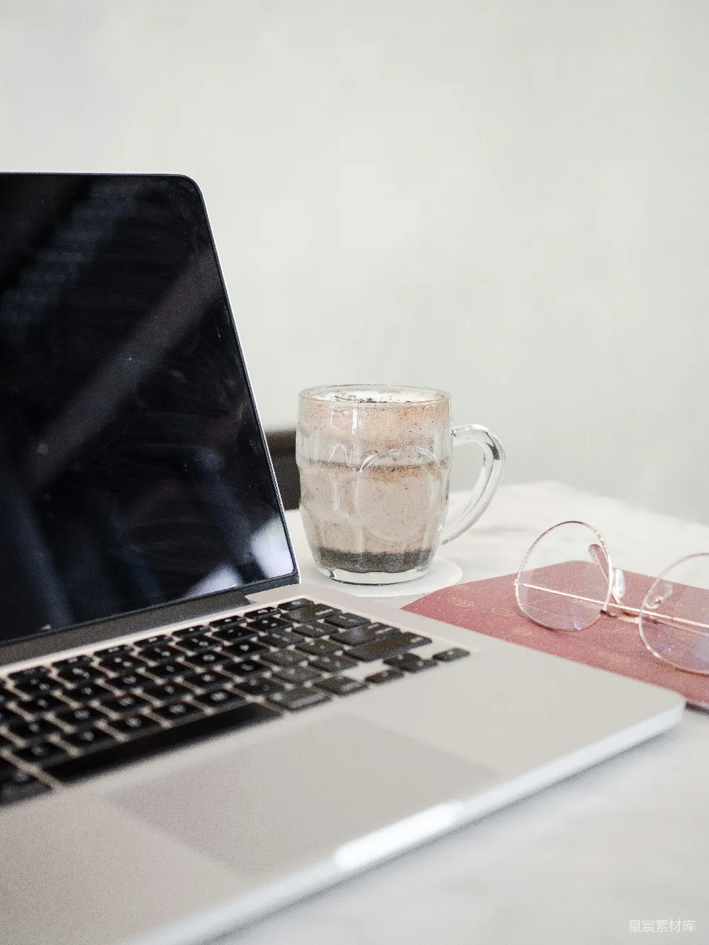 高清摄影  透明玻璃杯放在 MacBook Pro 上