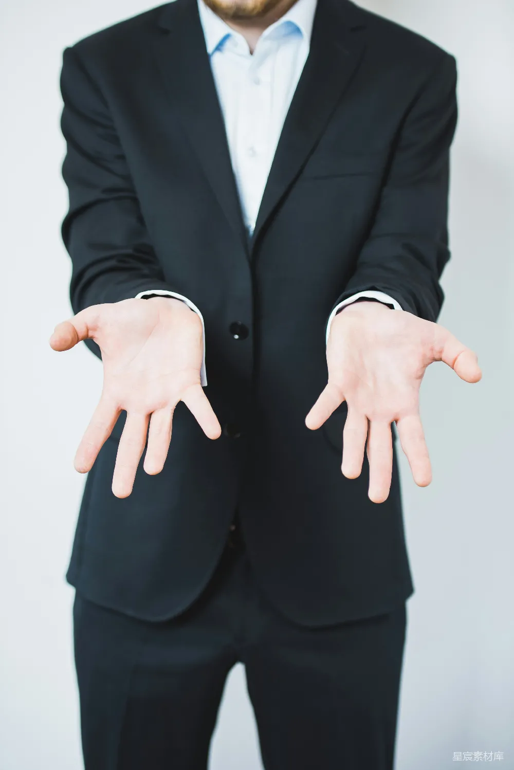 高清摄影  一个男人站在白墙前