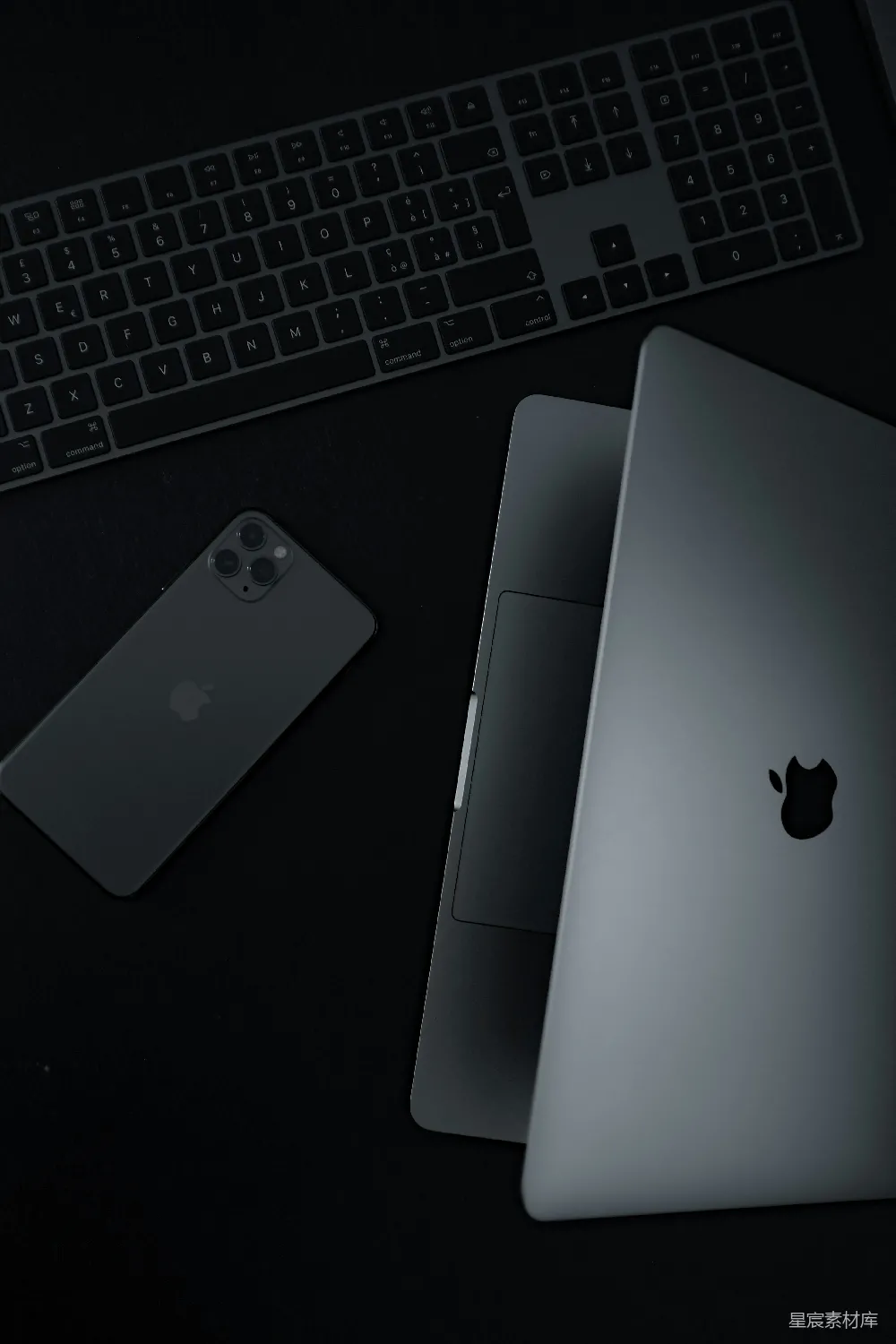 高清摄影  银色的iPhone 6在MacBook Pro上