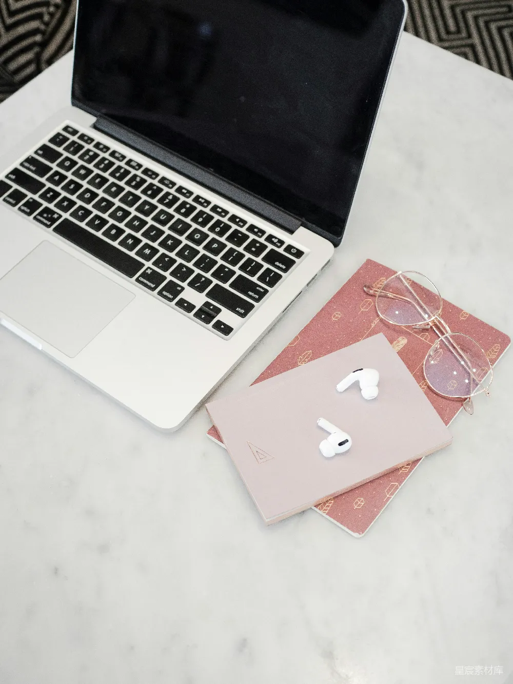 高清摄影  MacBook Pro在白色桌子上