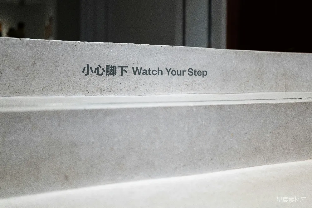 高清摄影  墙上的标志特写