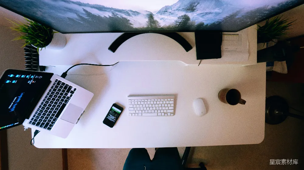 高清摄影  打开笔记本电脑，附近有智能手机、Apple键盘和Magic Mouse，放在白色的电脑桌上。