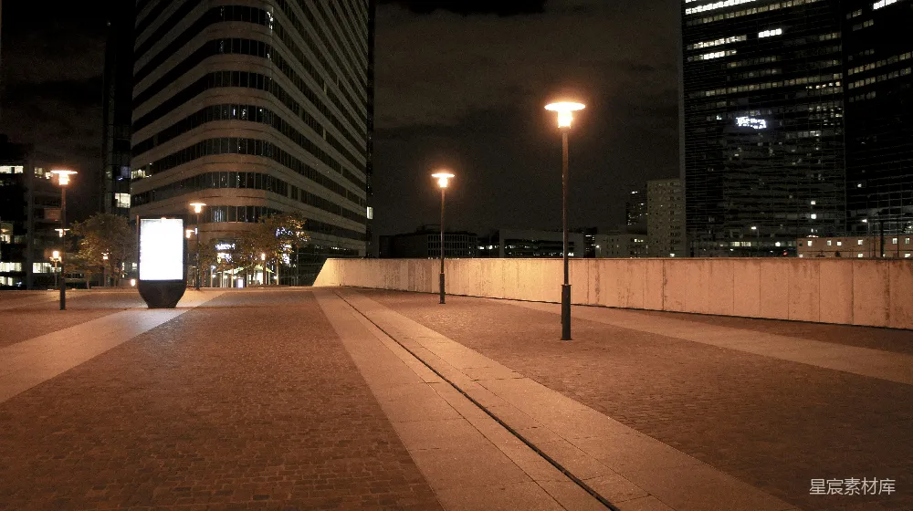 高清摄影  夜晚的城市街道上有街灯。